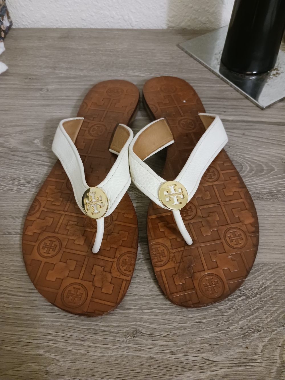 Tory Burch White Leather Thora  Thong Sandals w/Medallion 8M
